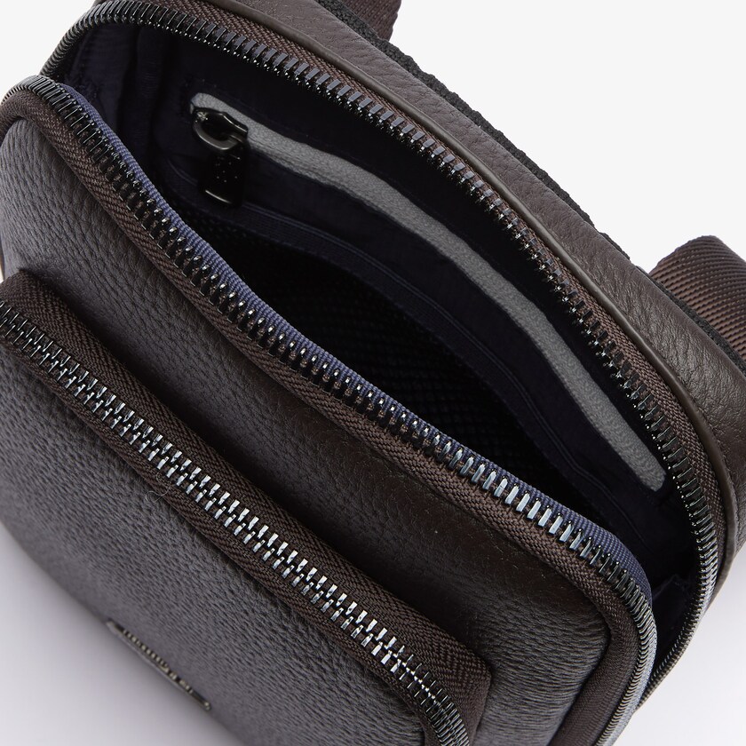 Bolsas Lacoste Hombre Marrom Oscuro Soft Mate Matte Full-Grain Cuero Small Flat Crossbody Bag AN5-04360G5